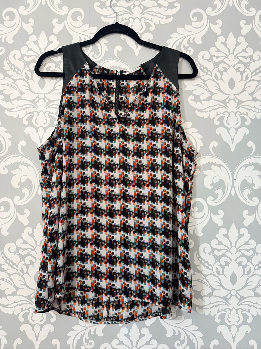 💫4/$25 • Reitmans Geometric Print Sleeveless Top - Black, White & Orange